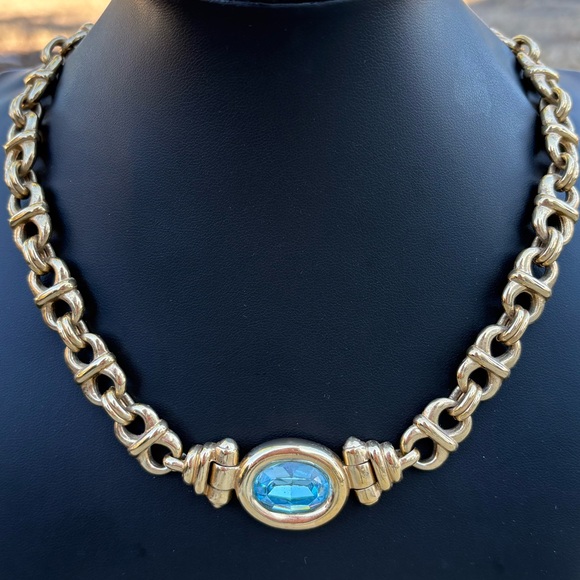 CINER VINTAGE RARE SIGNED AQUA BLUE FACETED GOLD TONE 18